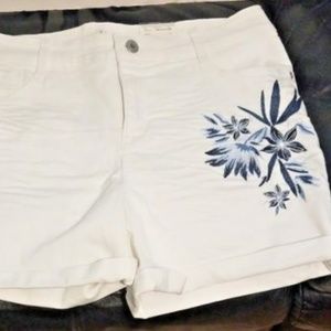 St. John's Bay White Mid-Rise Shorts Women’s 14